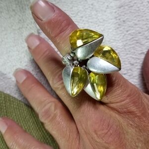 Silvertone yellow heart ♥ stretch ring sz.8